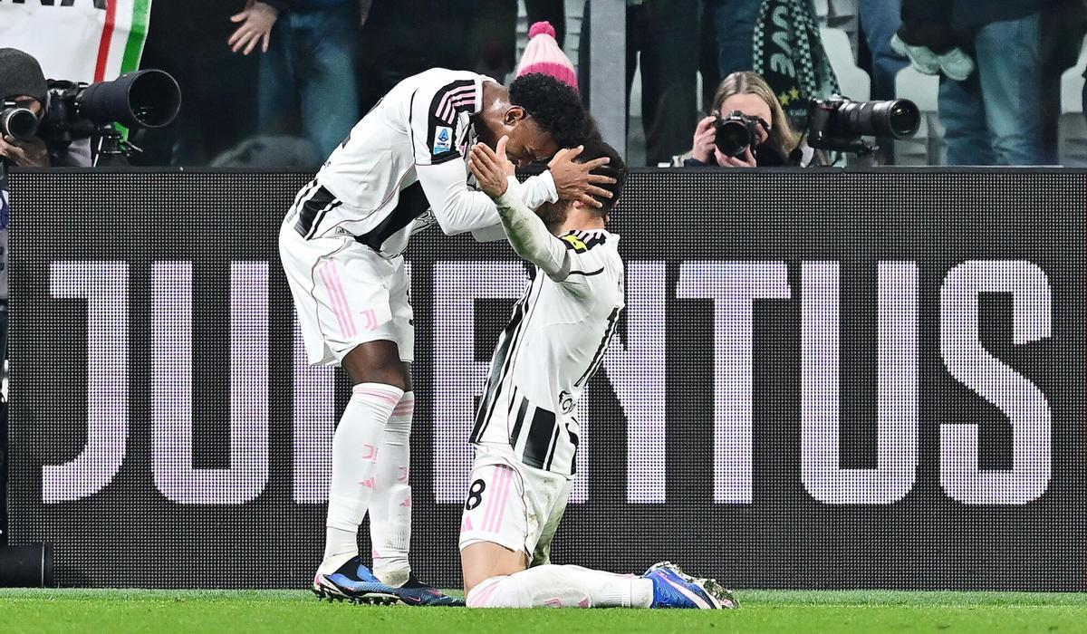 Filip Kostic celebra el gol de la Juventus ante el Nápoles