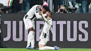 Filip Kostic celebra el gol de la Juventus ante el Nápoles