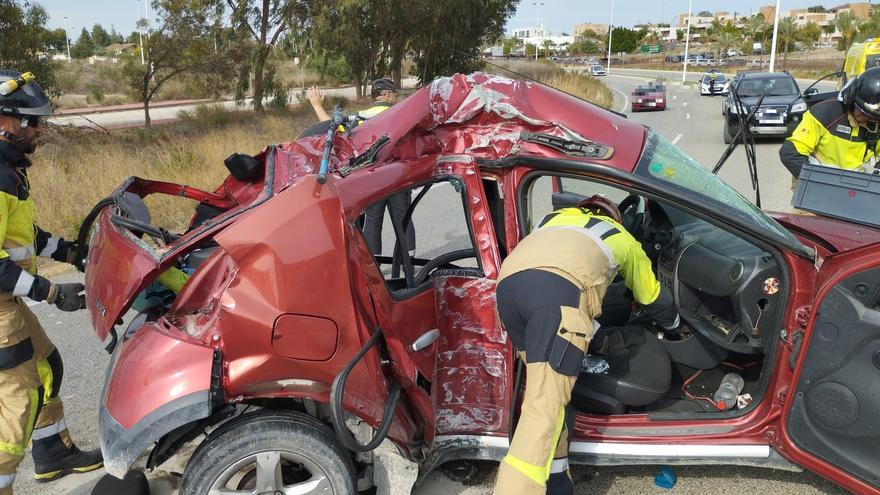 Una joven, herida de gravedad al chocar su coche contra una farola en Molina