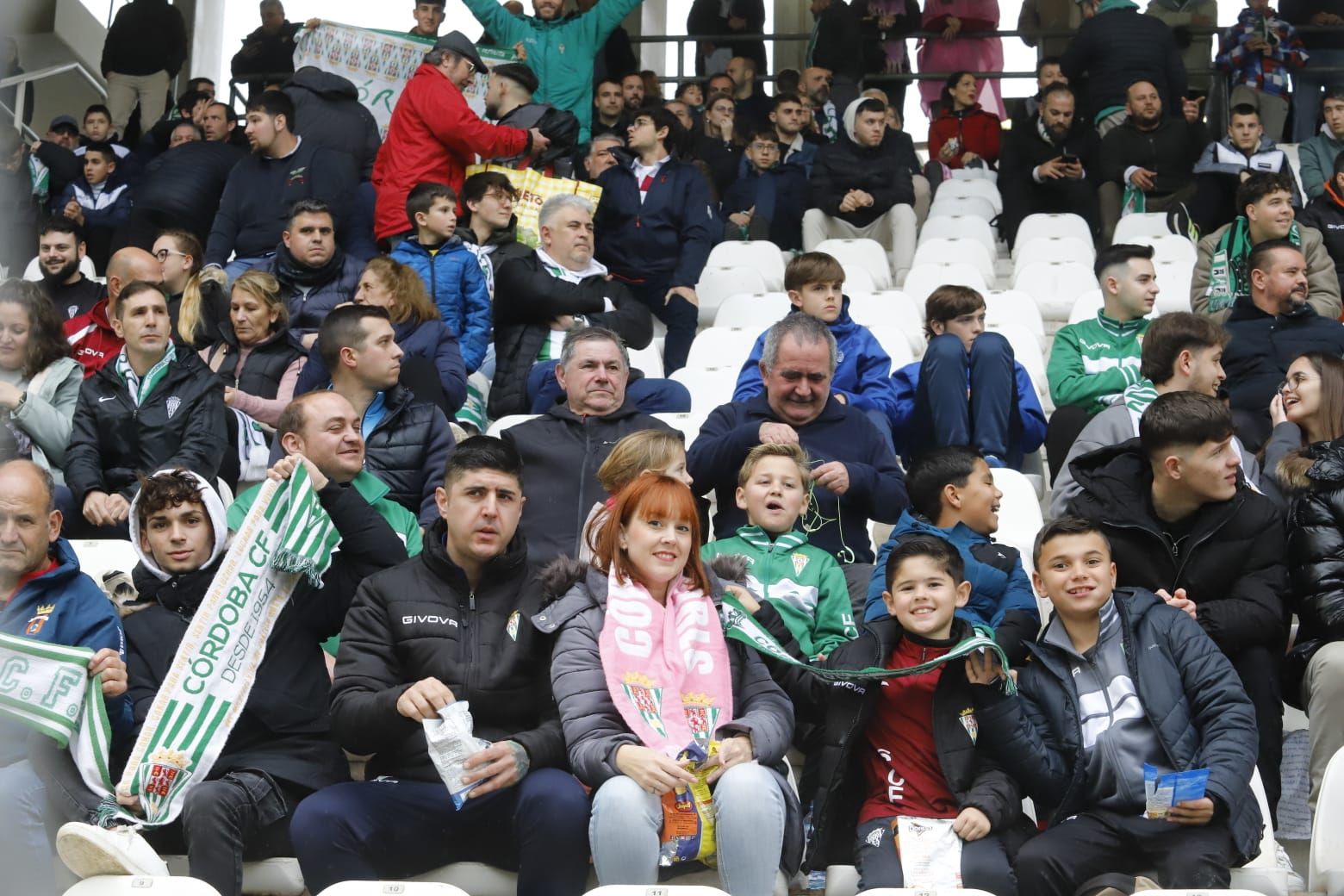 Córdoba CF-Racing de Santander | Las imágenes de la afición blanquiverde en El Arcángel
