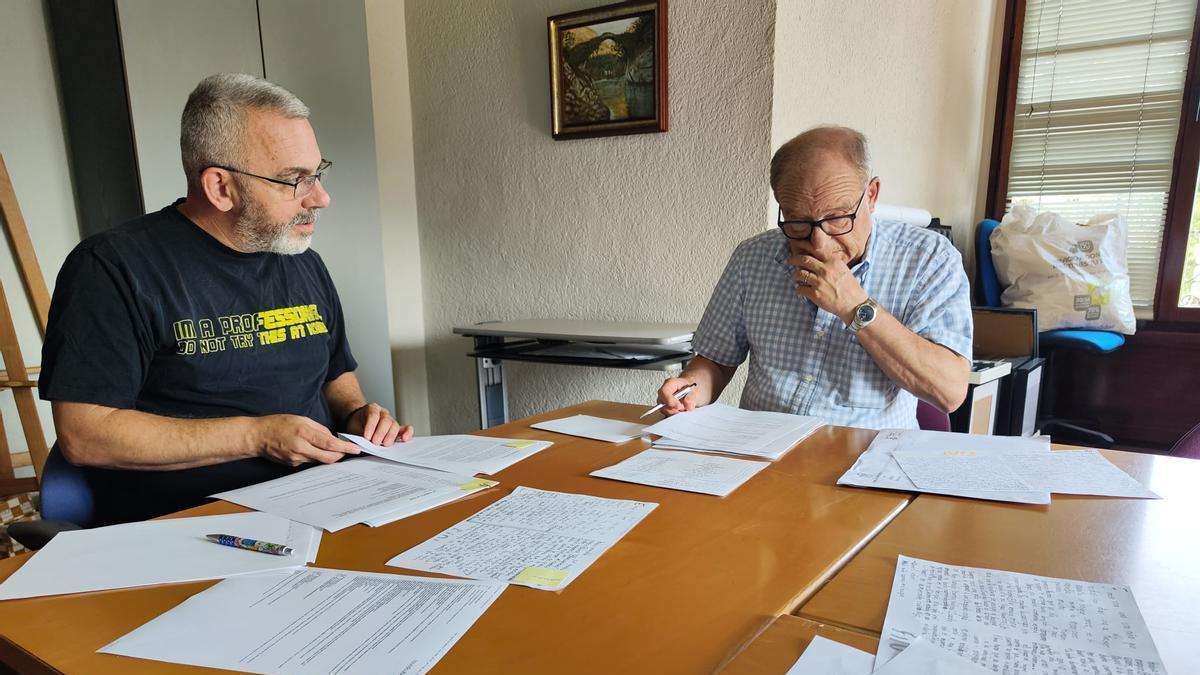 José Luis Rodríguez Alberdi y Daniel Menéndez, dos de los miembros del jurado, durante la reunión para el fallo.