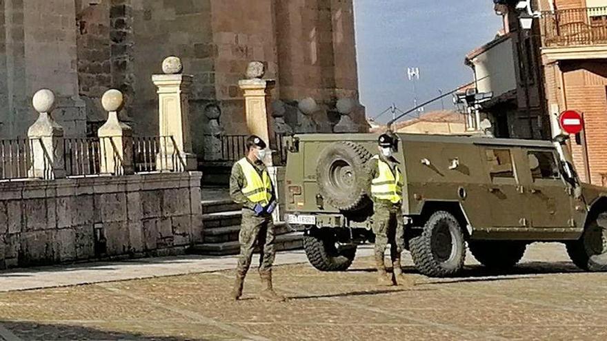 El Ejército refuerza el control en vías públicas y desinfecta residencias de la provincia