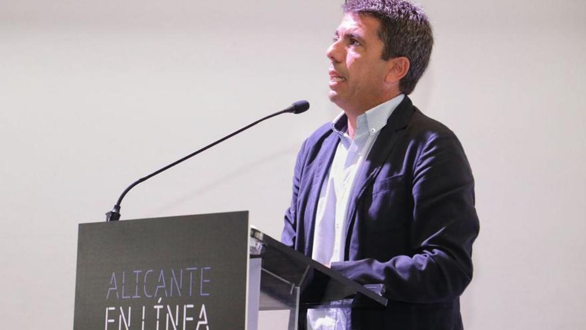 El presidente valenciano interviene en un acto sobre infraestructuras, ayer en Alicante.