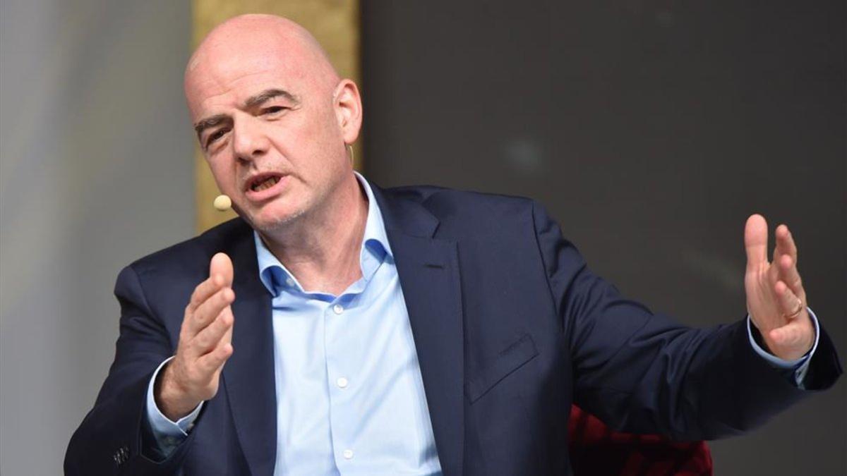 La FIFA, presidida por Gianni Infantino, prima la salud en el regreso al fútbol