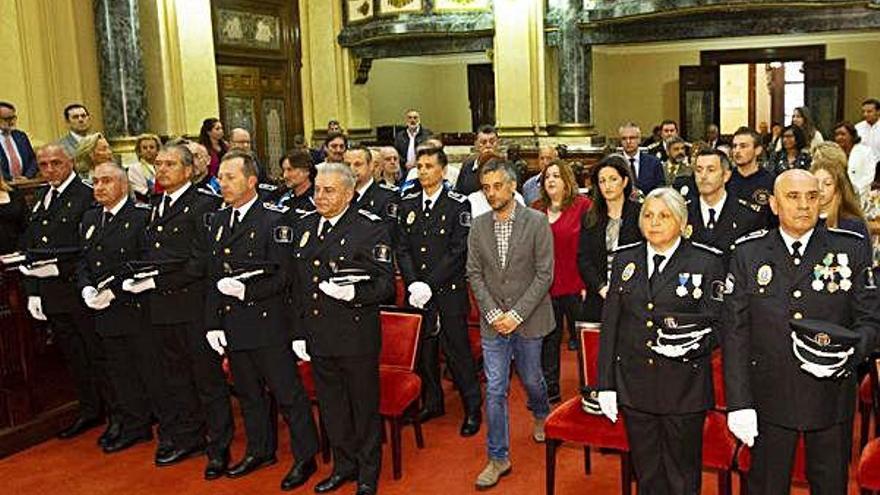 Reconocimiento policial a dos niños