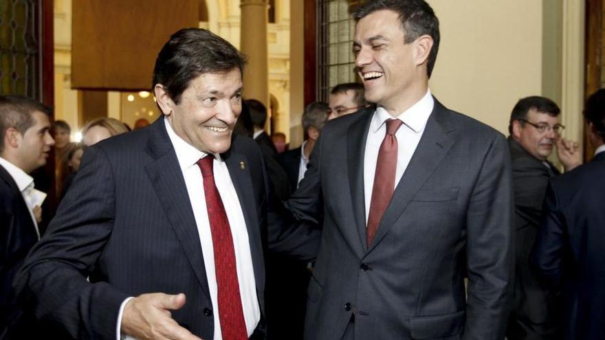 Javier Fernández, a la izquierda, y Pedro Sánchez, en una imagen de archivo.