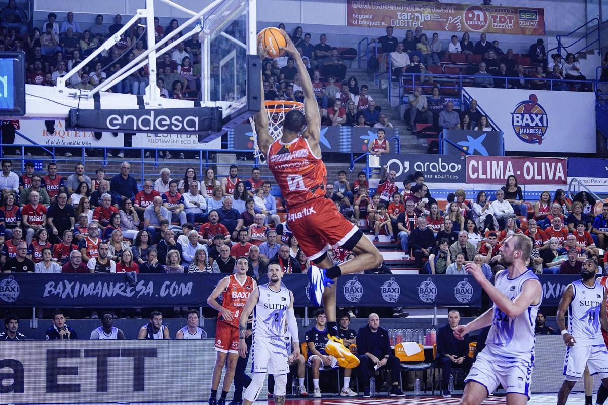 Espectacular acción de Akobundu durante el encuentro del BAXI Manresa ante el Surne Bilbao Basket