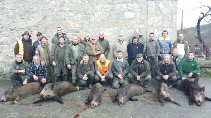 Un grupo de cazadores de Piñeiro posa con seis de los siete jabalíes que mataron en la batida.