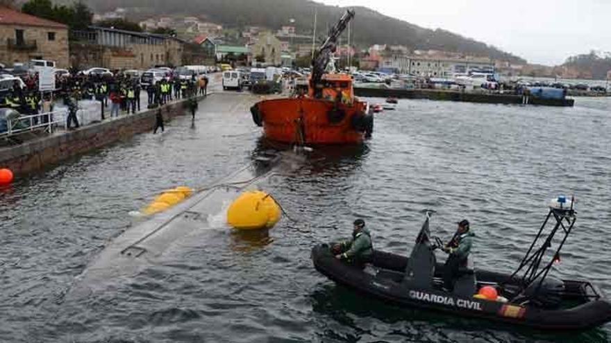 El narcosubmarino ya está en tierra para comenzar el inventario de cocaína