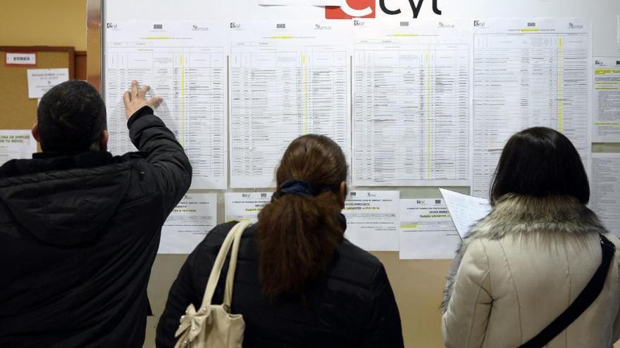 Tres personas en una oficina del Ecyl.