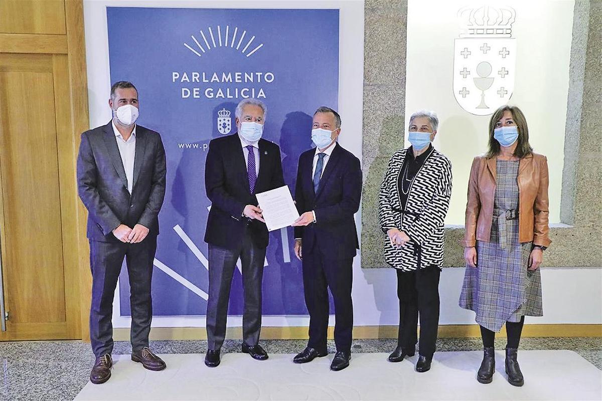 Por la izquierda Celso Gándara, Miguel Ángel Santalices, Agustín Hernández, Mar Pernas e Isabel Fraga en el Parlamento. Foto: Gallego