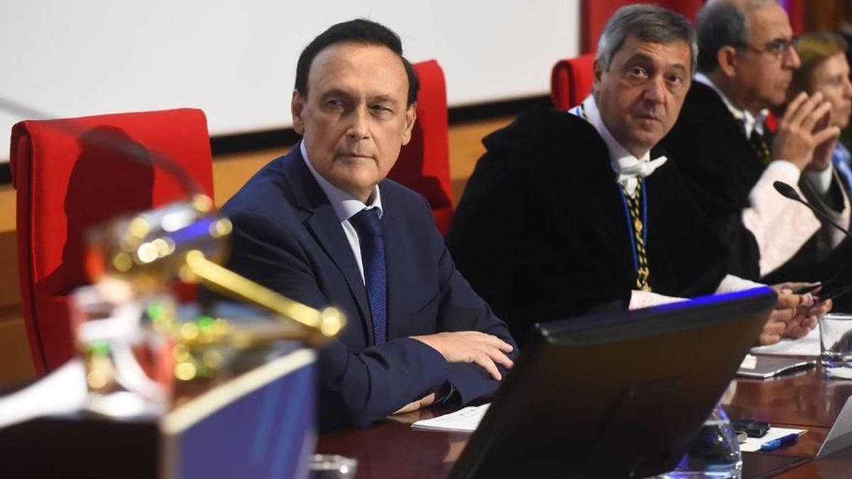 El consejero Universidad, Investigación e Innovación de la Junta de Andalucía, José Carlos Gómez Villamandos, junto al rector de la UMA, Teodomiro López.