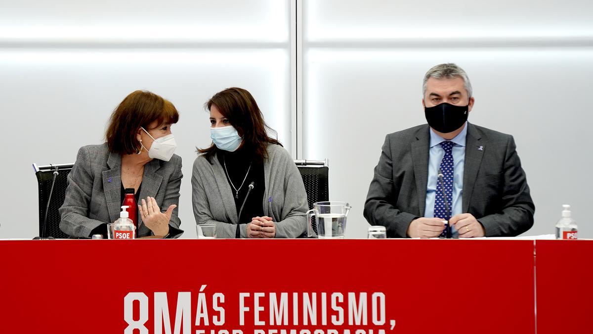 La presidenta del PSOE, Cristina Narbona, la vicesecretaria general, Adriana Lastra, y el secretario de Organización, Santos Cerdán.