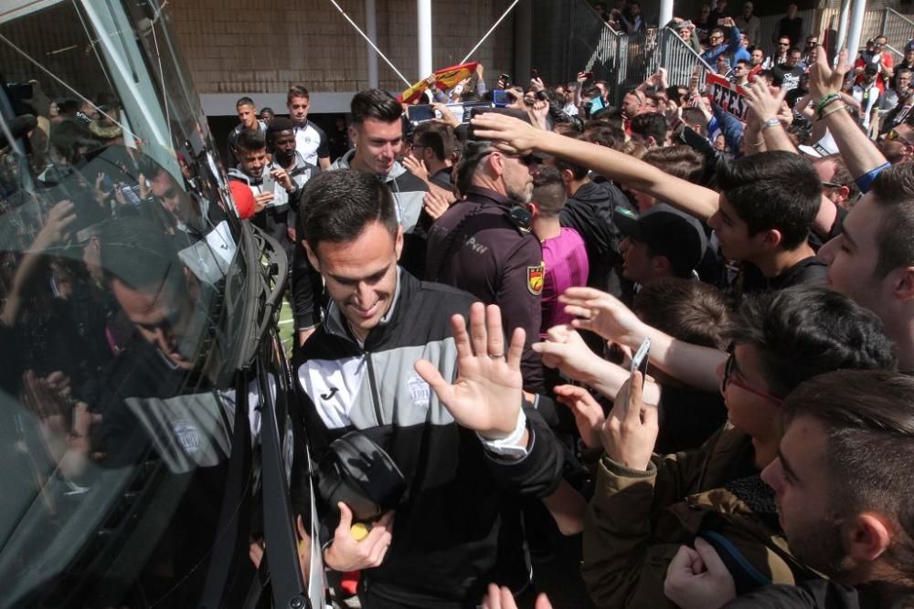 Salida de los jugadores y las peñas del FC Cartagena hacia Murcia para el derbi