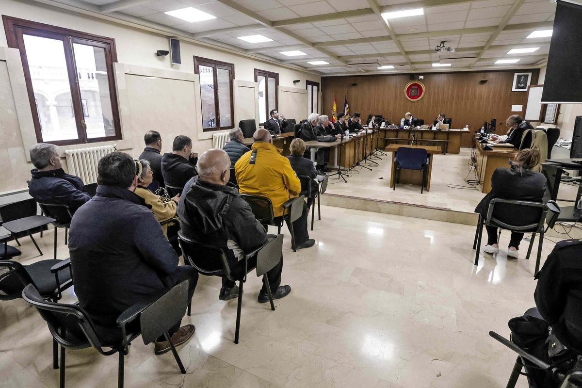 Los siete acusados condenados y otros tres hombres absueltos, ayer en la Audiencia de Palma.