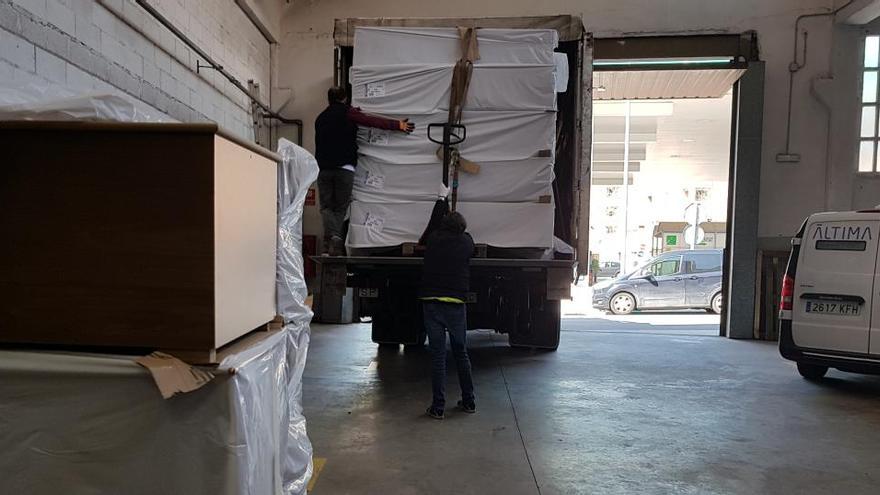 Un camió descarregant una cinquantena de caixes per a difunts a la funerària Fontanova-Àltima, de Manresa