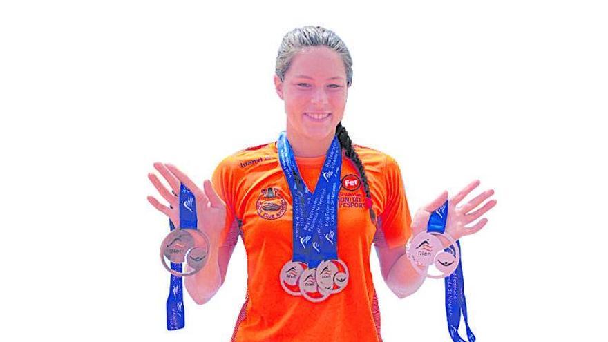 Ángela Martínez, con las cinco medallas logradas en el último Campeonato de España júnior.