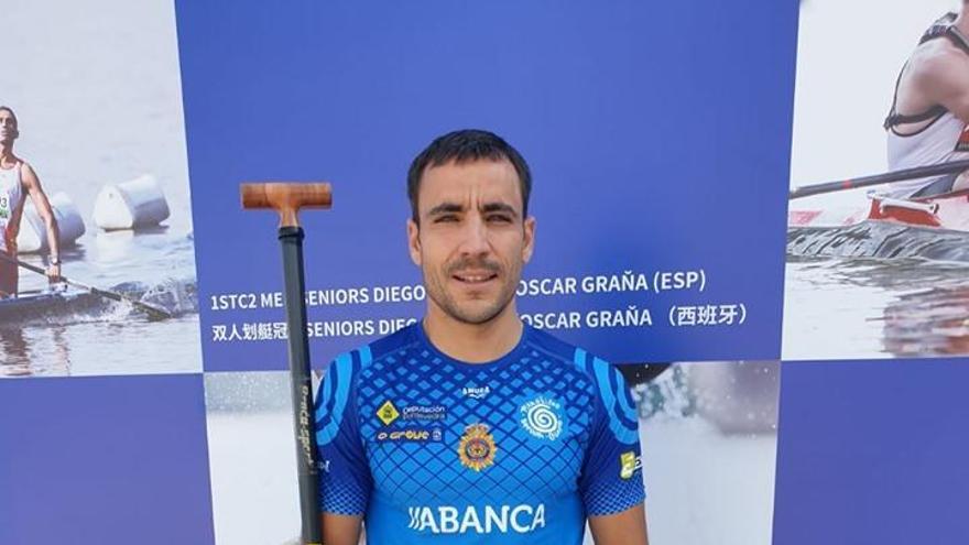 Tono Campos posa con la camiseta del Breogán en Shaoxing