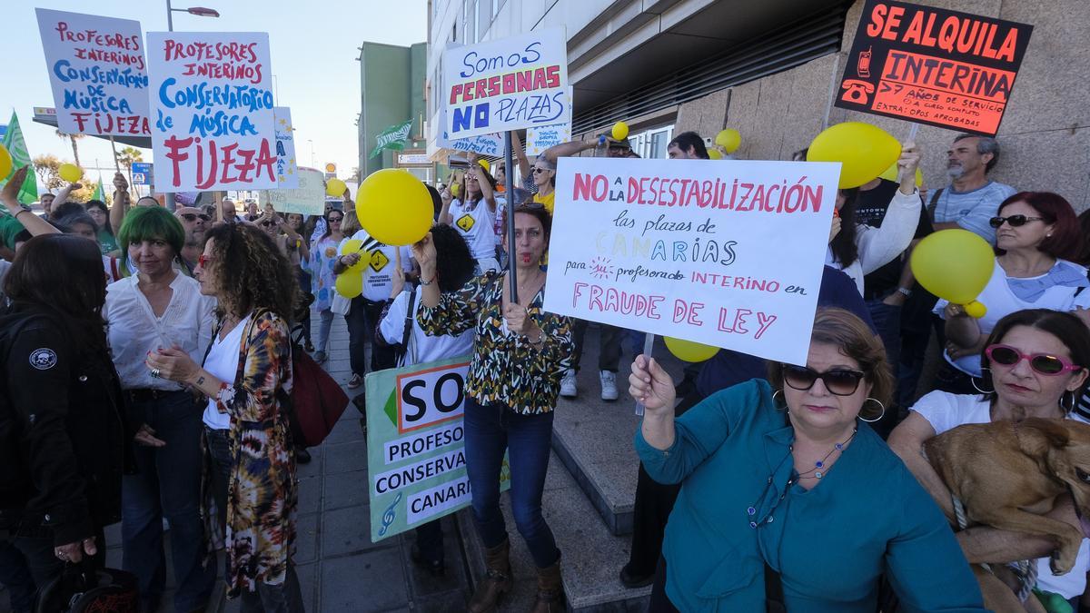 Protesta de docentes interinos en la capital grancanaria.