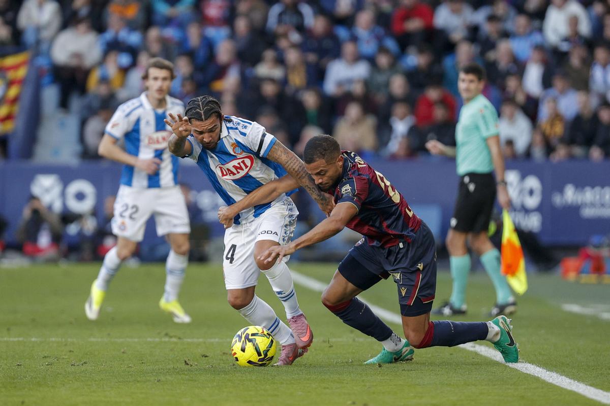 Dolan y Toljan pelean por un balón en el choque de este domingo.