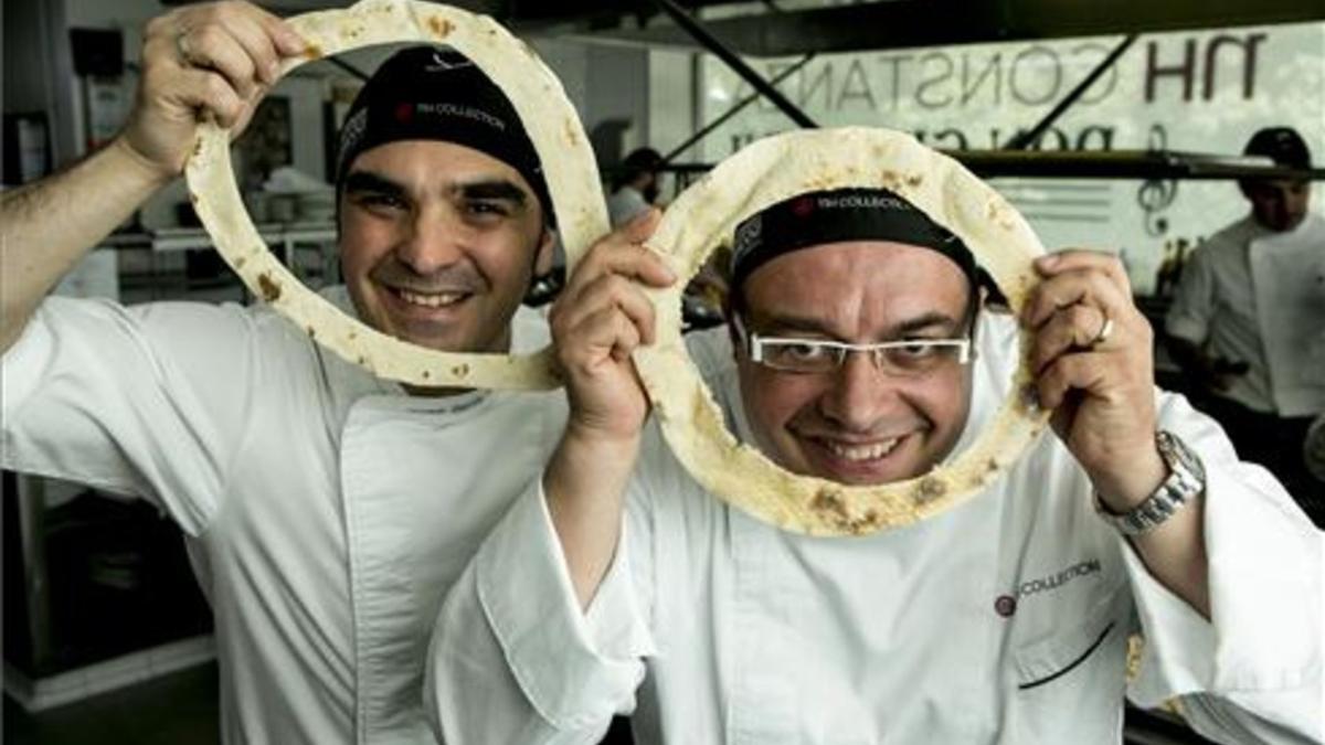 Ismael García (izquierda) y Andrea Tumbarello, enmarcados en pizza. Foto: Ferran Nadeu