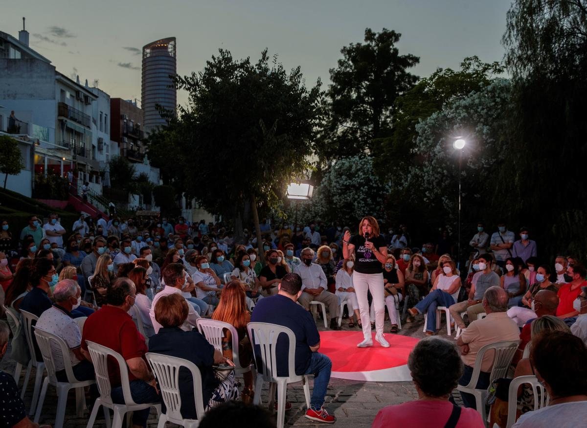 La secretaria general del PSOE-A y candidata a las primarias, Susana Díaz, en el acto de cierre de su campaña en el sevillano barrio de Triana, este 12 de junio. 