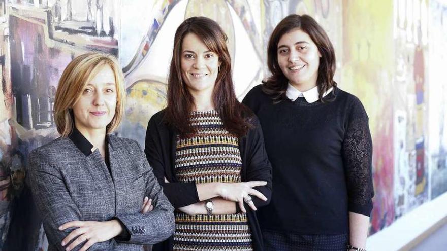 Mónica Permuy. Bárbara Tajes y Olalla Castiñeiras, en la sede de la Fundación Meniños.