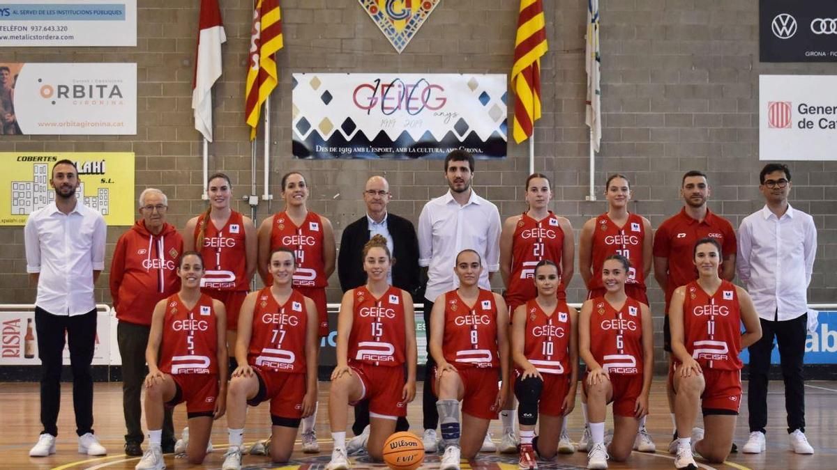 La plantilla del GEIEG la temporada passada, amb Bernat Vivoles al centre amb camisa blanca.