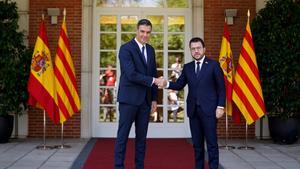 El presidente del Gobierno, Pedro Sánchez, y el ’president’ de la Generalitat, Pere Aragonès, durante su encuentro en el palacio de la Moncloa, este 15 de julio de 2022.