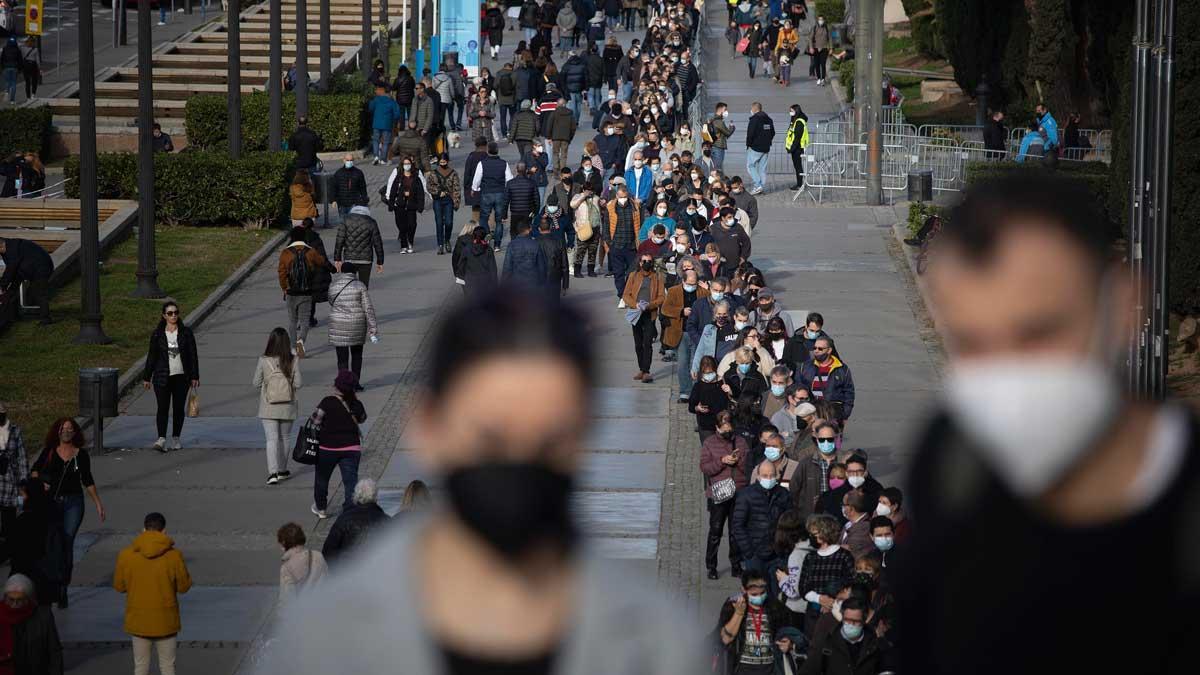 Cola para vacunarse contra el covid en la Fira de Barcelona