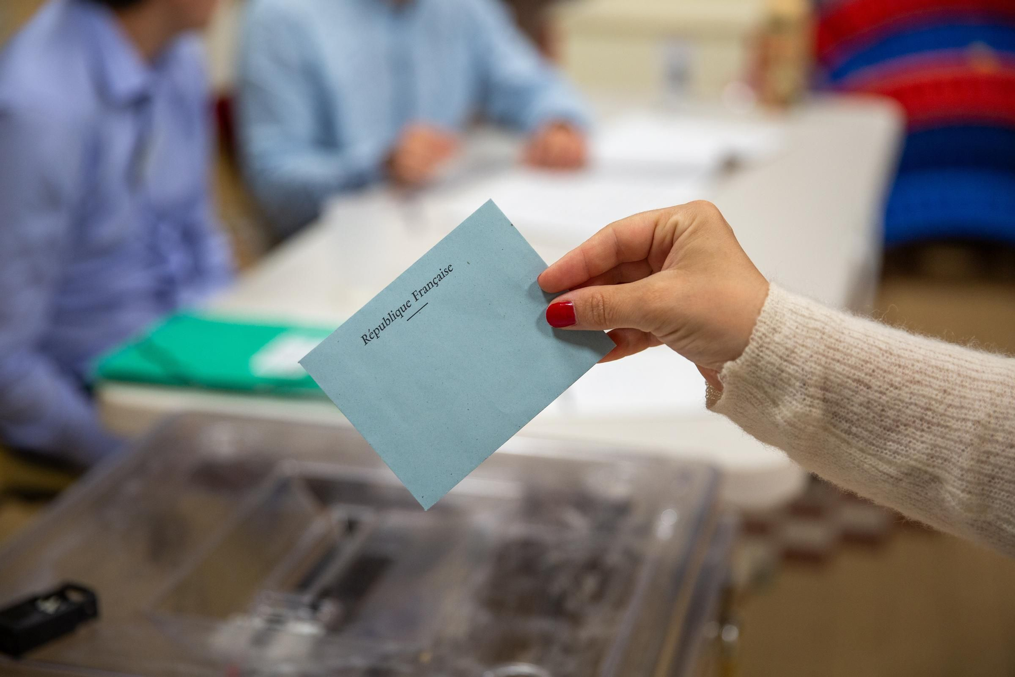 Los ciudadanos franceses votan en la segunda vuelta de las elecciones parlamentarias