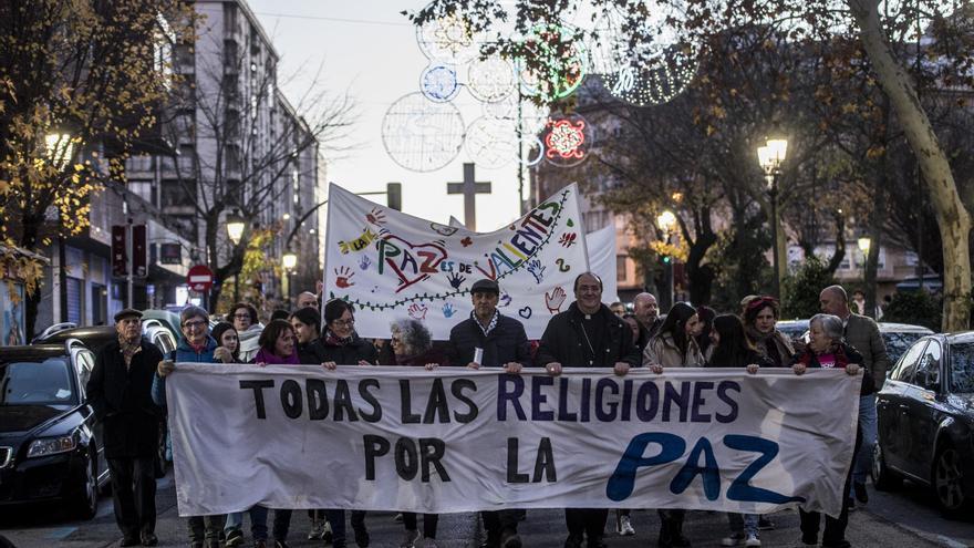 800 personas marchan por la paz en Cáceres