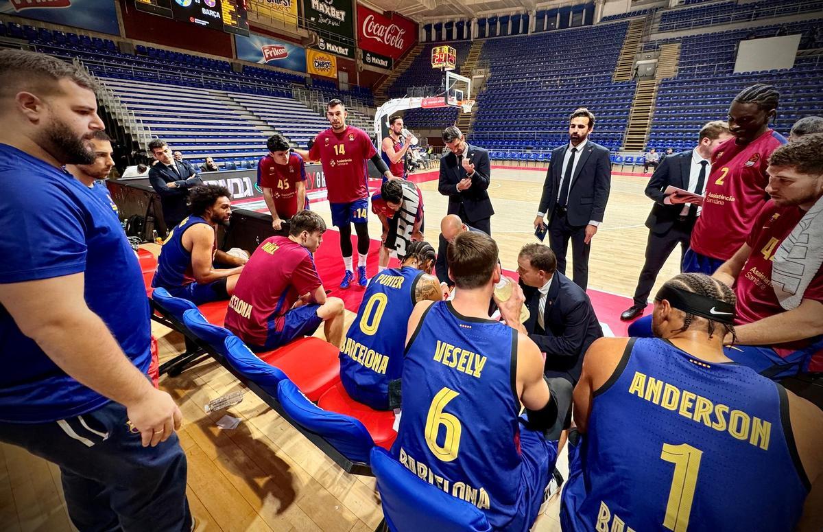 Peñarroya dando instrucciones en un minuto del encuentro ante el Maccabi