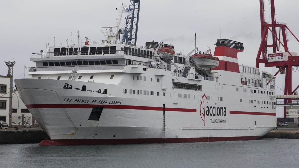 El buque 'Las Palmas de Gran Canaria', atracado en el puerto de La Luz en 2011.