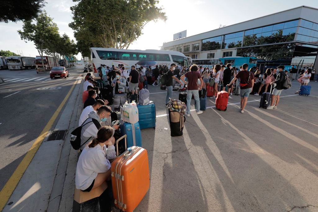 La estudiantes, hasta ahora confinados, en el Puerto de Palma para salir hacia la península