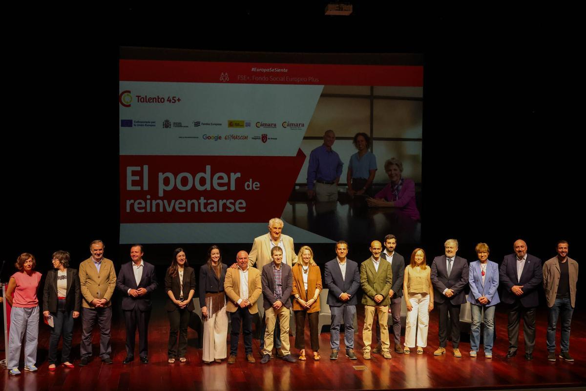 El baloncestista Fernando Romay, junto a las autoridades y organizadores del evento.