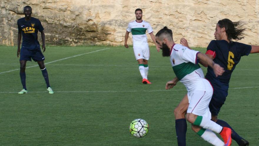 Checa trata de corta el avance de un rival en el partido de ayer.