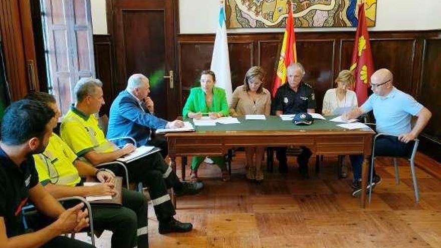 Reunión de la junta local de seguridad, ayer en Redondela. // FdV