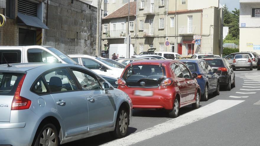 Un grupo de coches circula por una carretera en Pontevedra . // Rafa Vázquez