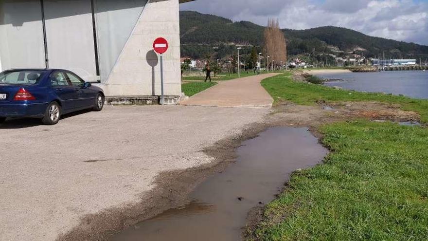 El final de los dos tramos acabados hace años, con la zona hacia la que se extenderá la senda. // G.N.