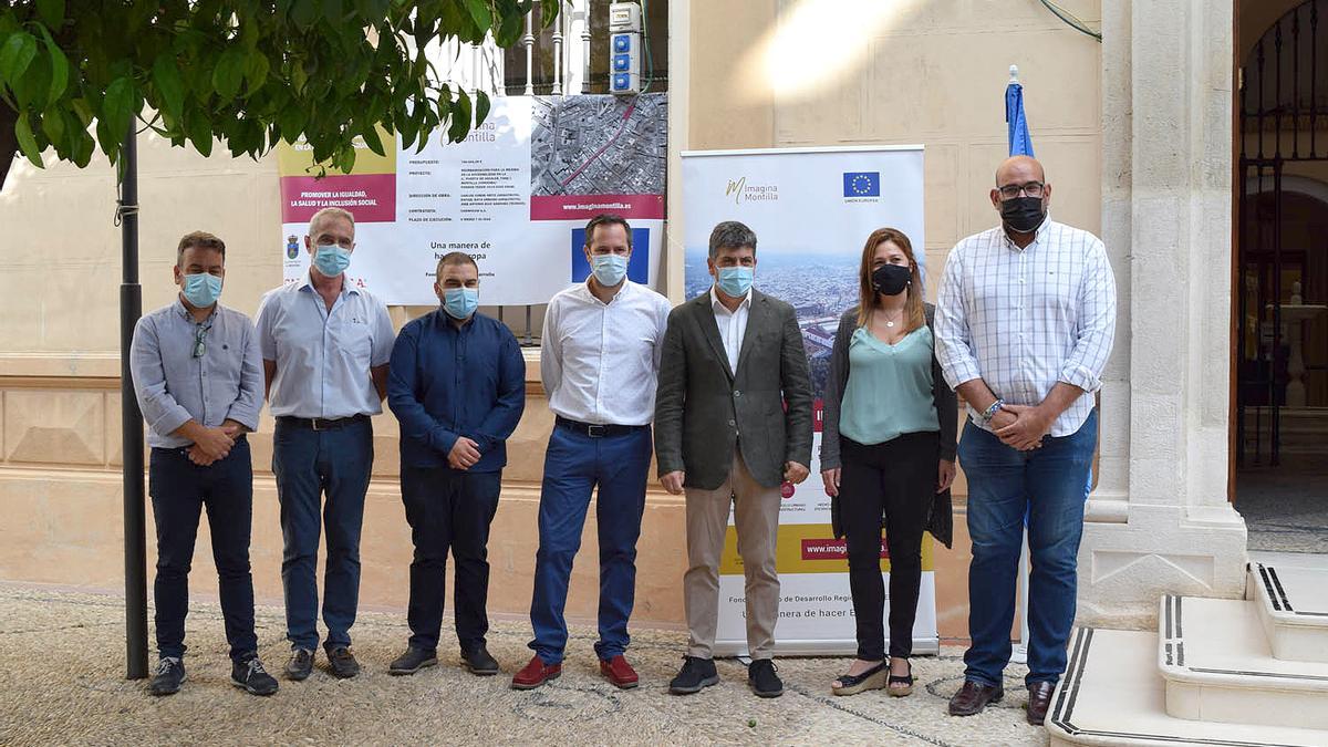 Rafael Llamas y Ana Rodríguez, junto a técnicos municipales y responsables de la empresa Carmocon.