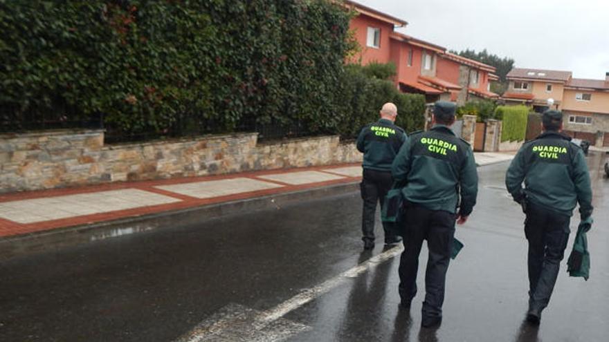 Agentes de la Guardia Civil en las inmediaciones del domicilio.