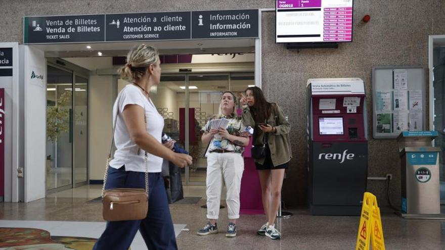 Los viajeros compran los últimos abonos de tren: “Me ahorro 200 euros cada mes”