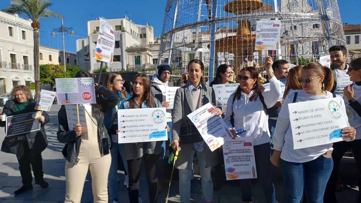 Algunos de los manifestantes que han acudido a la protesta con pancartas.