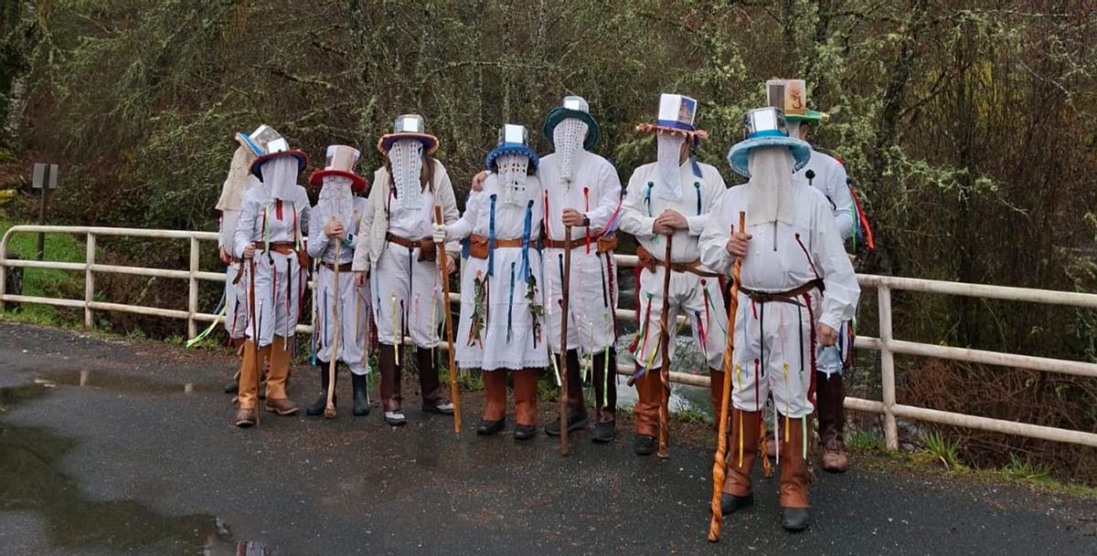 Los troteiros, en formación con la vara preparada para hacer pequeñas fechorías.