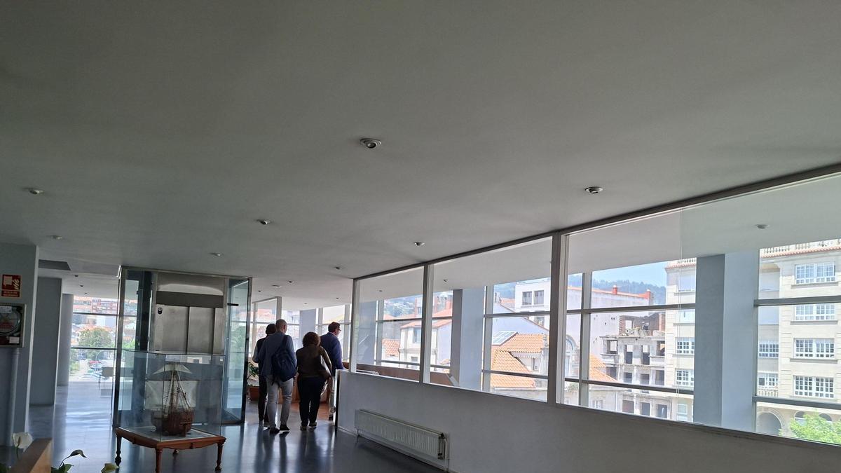 Representantes de Aliseda tras salir de la reunión con el gobierno local de Cangas.