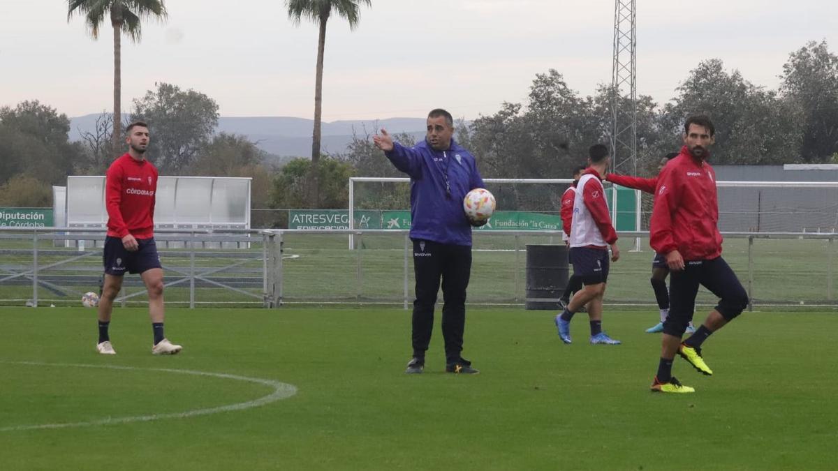 Ramón Bueno, a la izquierda, durante el entrenamiento de este lunes del Córdoba CF, en la Ciudad Deportiva.