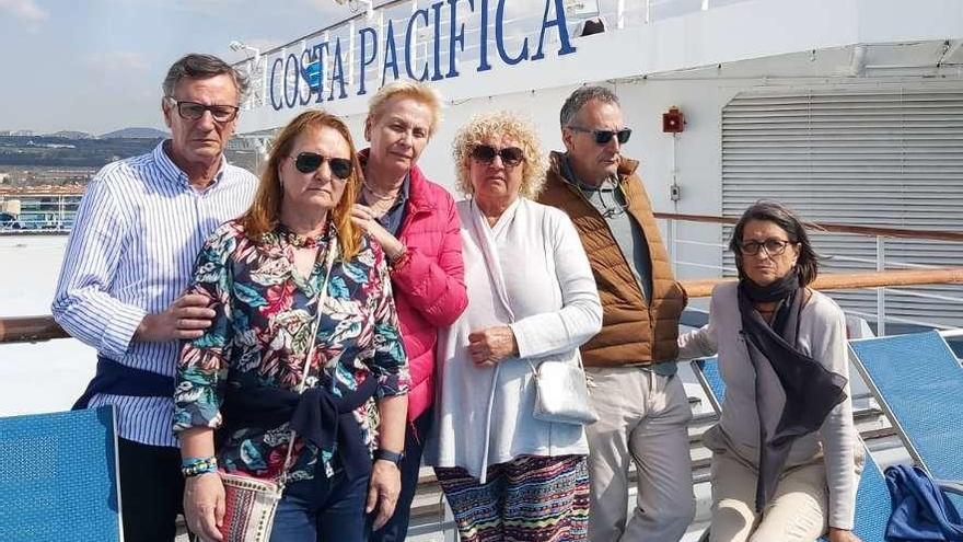 De izquierda a derecha, Ramón Justel, Beatriz Iglesias, Celia Vázquez, Consuelo Bermúdez, Manuel Justel y María Concepción Rivas, ayer, en la cubierta del crucero en el puerto de Marsella. // FdV