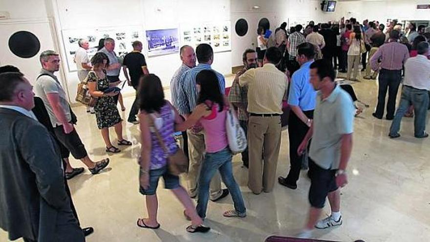 Participantes, ayer, en la inauguración de la muestra sobre los cincuenta años de la fábrica de aluminio primario, en la Casa de Cultura.