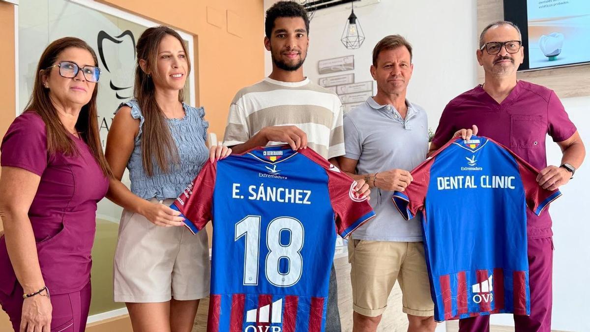 Edu Sánchez, en el centro, durante su presentación en Dental Clinic.